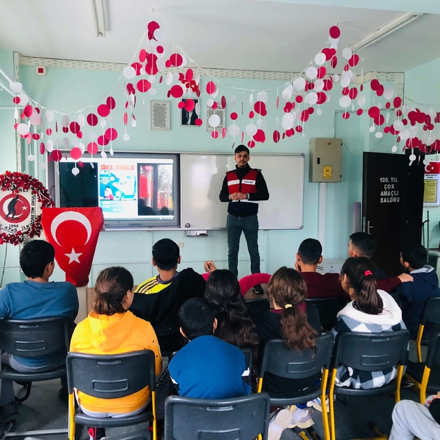 Edirne'de jandarma bilgilendirme faaliyetlerini sürdürüyor