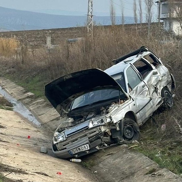 Samsun'da devrilen otomobilin sürücüsü yaralandı