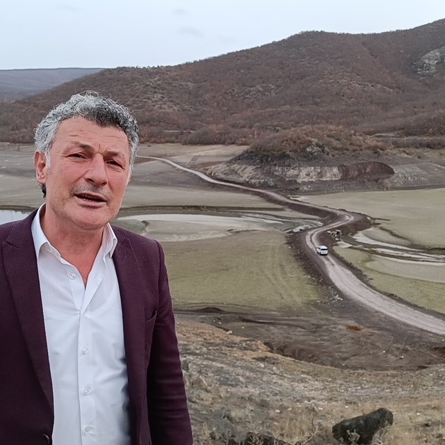 Baraj suları çekilince köylere ulaşımı kısaltan yol ortaya çıktı