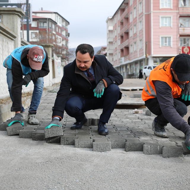Muradiye'de yol ve kaldırım çalışmaları sürüyor