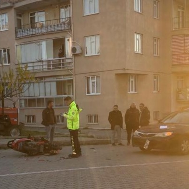 Gediz'de otomobille çarpışan elektrikli bisikletin sürücüsü yaralandı