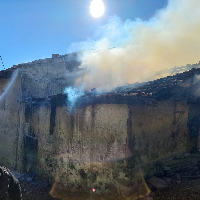 Gediz'deki çıkan yangında ahşap ev kullanılamaz hale geldi