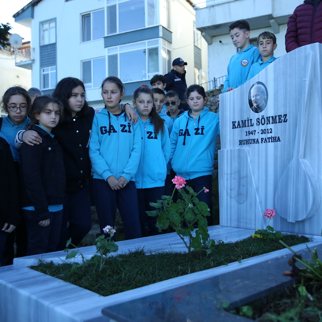 Karadenizli sanatçı Kamil Sönmez mezarı başında anıldı