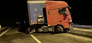 Erzurum'da aydınlatma direğine çarpan tırın sürücüsü yaralandı