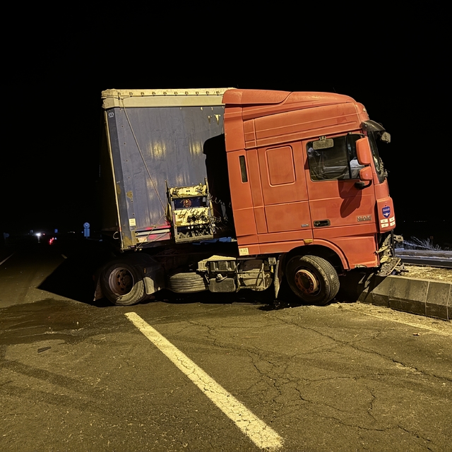 Erzurum'da aydınlatma direğine çarpan tırın sürücüsü yaralandı