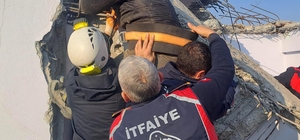 Yıkımda kesilen kolon ile duvar arasında sıkışan işçi yaralandı