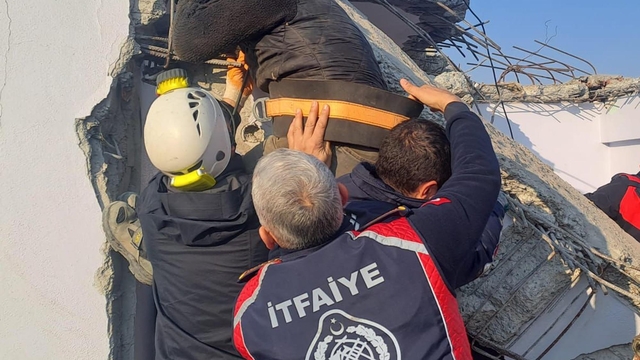 Yıkımda kesilen kolon ile duvar arasında sıkışan işçi yaralandı