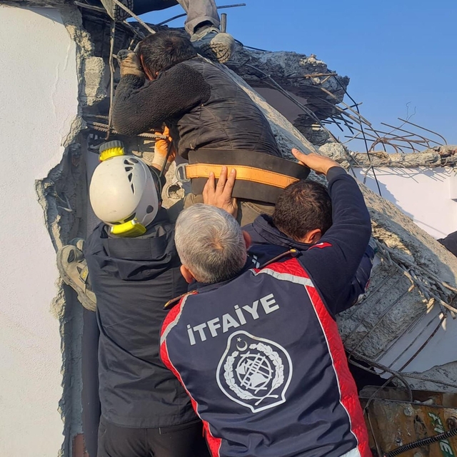 Yıkımda kesilen kolon ile duvar arasında sıkışan işçi yaralandı