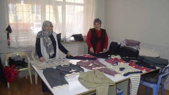 Boğazlıyan Halk Eğitim Merkezinde Filistin halkı için eşofman ve zıbın üretiliyor