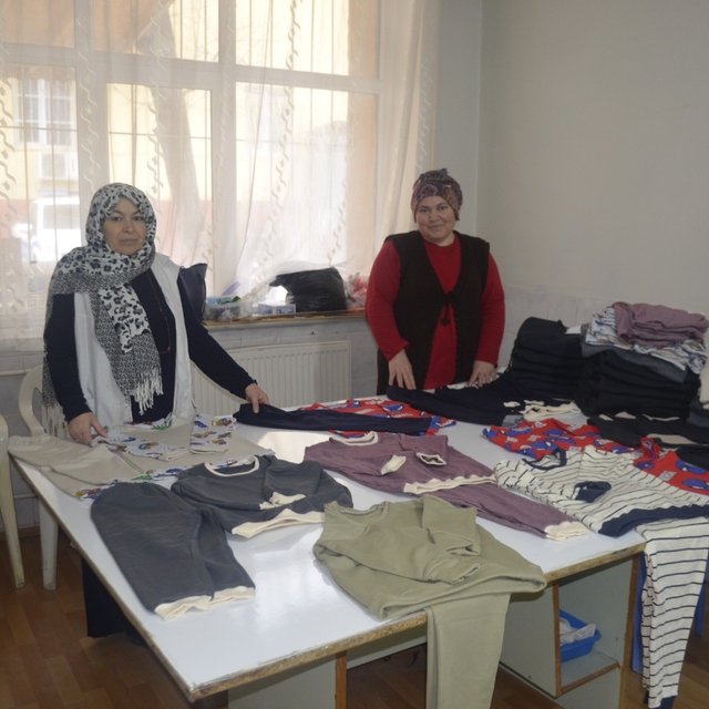 Boğazlıyan Halk Eğitim Merkezinde Filistin halkı için eşofman ve zıbın üret...