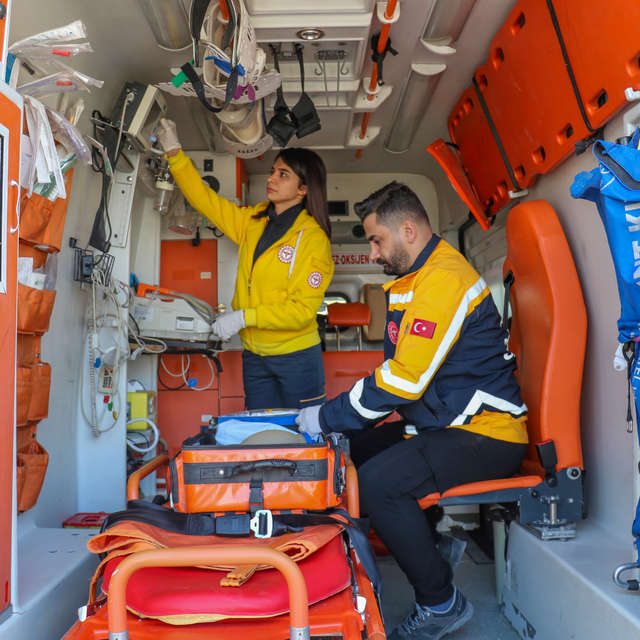 Sağlık teknikeri tiyatro sahnesinde izleyenleri eğlendiriyor