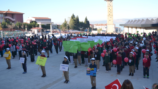 Karamürsel'de imam hatip lisesi öğrencilerinden Filistin'e destek gösterisi