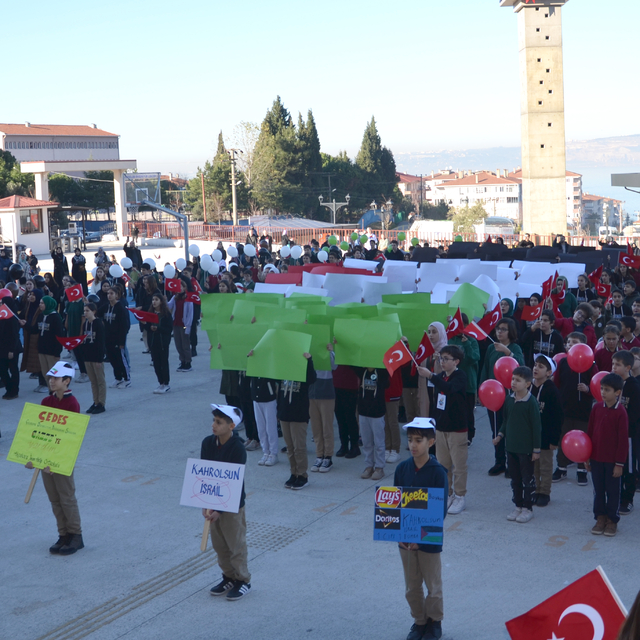 Karamürsel'de imam hatip lisesi öğrencilerinden Filistin'e destek gösterisi