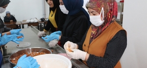 Karlıova'da aşçılık kursunda hazırlanan yemekler ihtiyaç sahiplerine ulaştı...