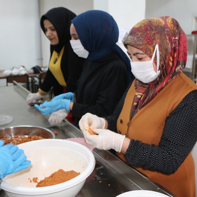 Karlıova'da aşçılık kursunda hazırlanan yemekler ihtiyaç sahiplerine ulaştı...