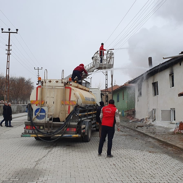 Çorum'da yangın çıkan ev kullanılamaz hale geldi
