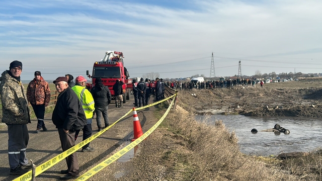 Kırklareli'nde nehre devrilen otomobili kurtarma çalışması başlatıldı