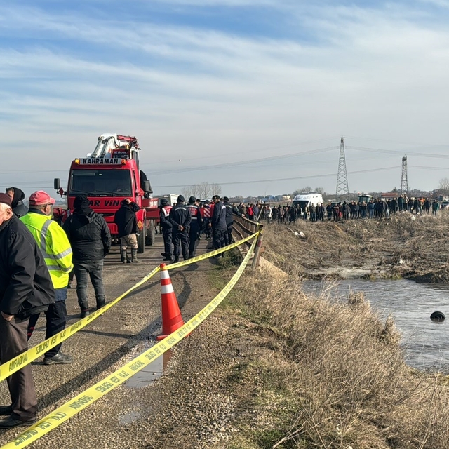 Kırklareli'nde nehre devrilen otomobili kurtarma çalışması başlatıldı