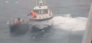 Denizde fırtınaya yakalanan 30 göçmeni balıkçılar kurtardı