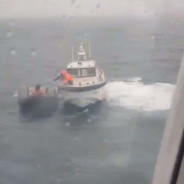 Denizde fırtınaya yakalanan 30 göçmeni balıkçılar kurtardı