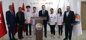 Finike Kaymakamı Çelik, aşçılıkta altın madalya kazanan öğrencileri tebrik...