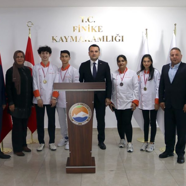 Finike Kaymakamı Çelik, aşçılıkta altın madalya kazanan öğrencileri tebrik...