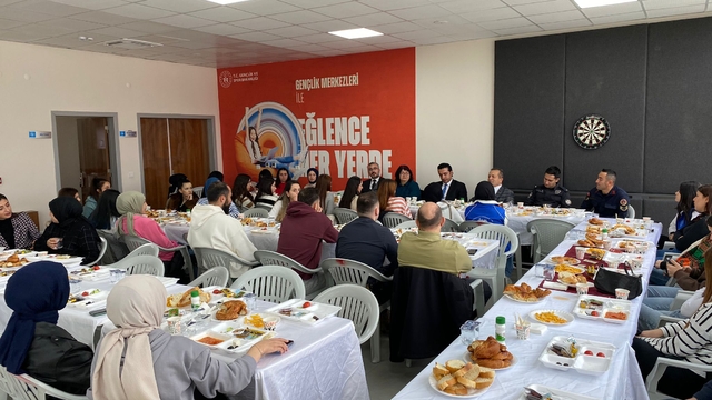Kurşunlu'da Kaymakam ve Belediye Başkanı üniversite öğrencileriyle bir araya geldi