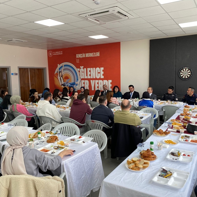 Kurşunlu'da Kaymakam ve Belediye Başkanı üniversite öğrencileriyle bir aray...