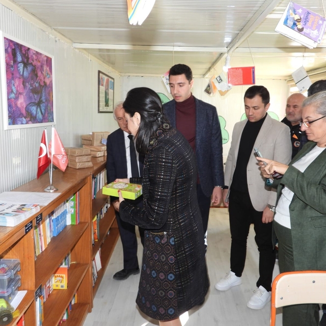 Samandağ'daki konteyner kentte kütüphane açıldı