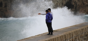 Antalya'da kuvvetli rüzgar ve sağanak etkili oluyor