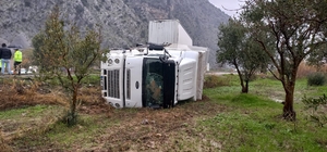 Manisa'da devrilen tırın sürücüsü yaralandı