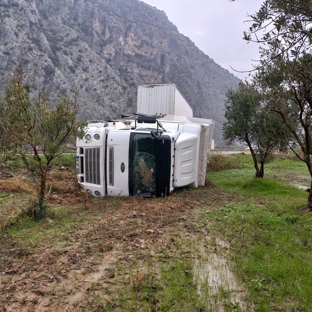 Manisa'da devrilen tırın sürücüsü yaralandı