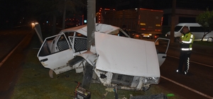 Ordu'da aydınlatma direğine çarpan otomobildeki 3 kişi yaralandı