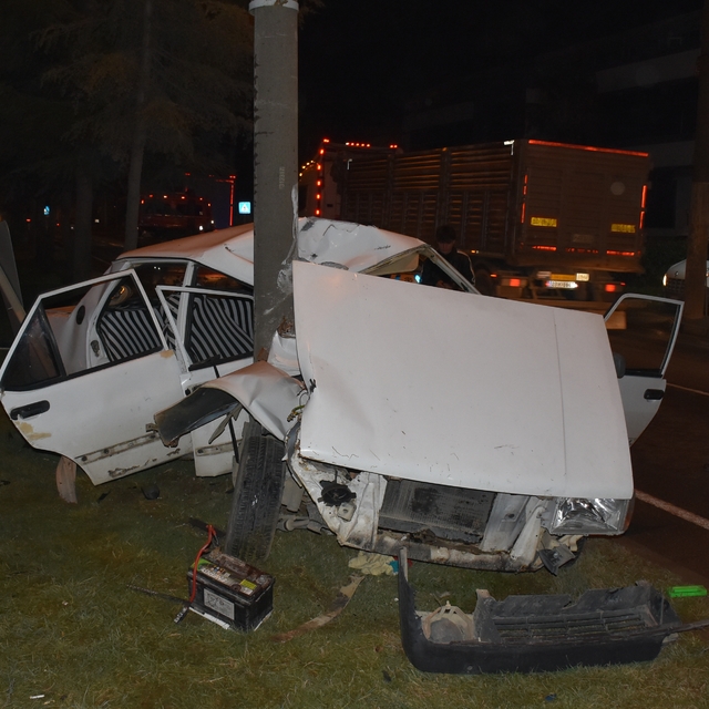 Ordu'da aydınlatma direğine çarpan otomobildeki 3 kişi yaralandı