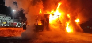 Ağrı'da park halindeki tır yandı