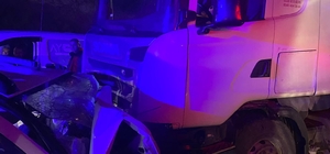 Balıkesir'de tırla çarpışan otomobildeki 3 kişi yaşamını yitirdi