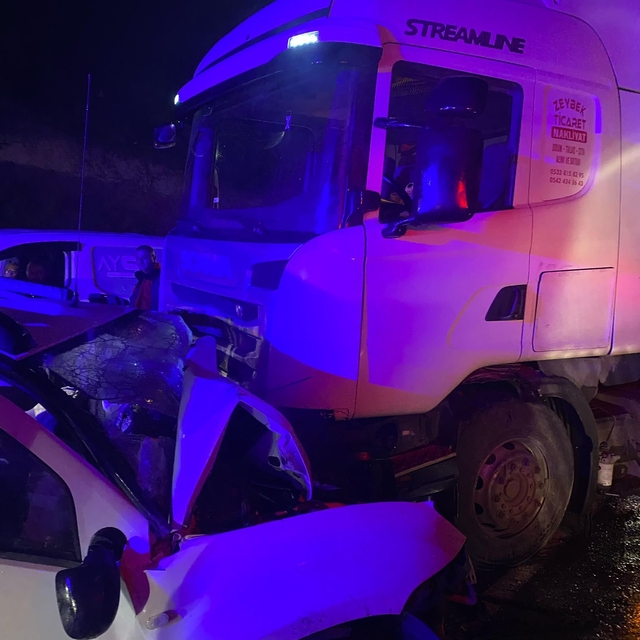 Balıkesir'de tırla çarpışan otomobildeki 3 kişi yaşamını yitirdi