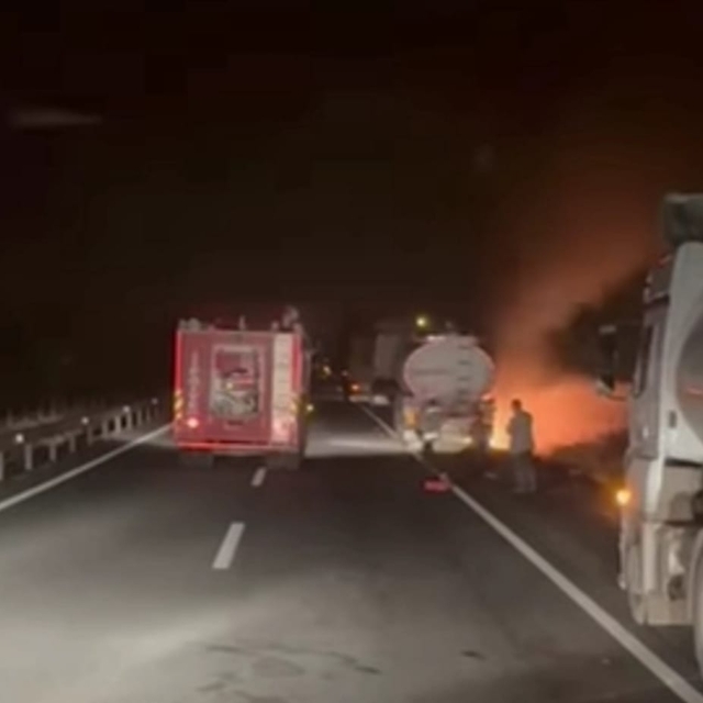 Mardin´de akaryakıt yüklü TIR´ın tekerlekleri alev aldı: 2 yaralı