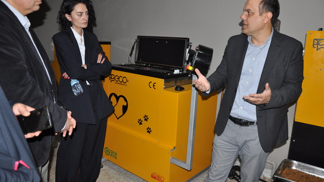 Kemer'de turizmciler kompost ve mama yapım makinelerini inceledi