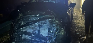 Bursa'da çarpışan iki otomobilden birinin alev aldığı kazada 7 kişi yaralan...