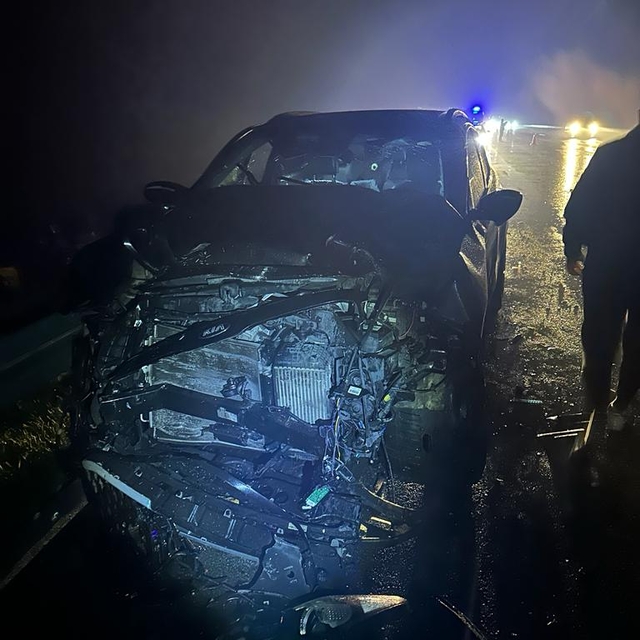 Bursa'da çarpışan iki otomobilden birinin alev aldığı kazada 7 kişi yaralan...
