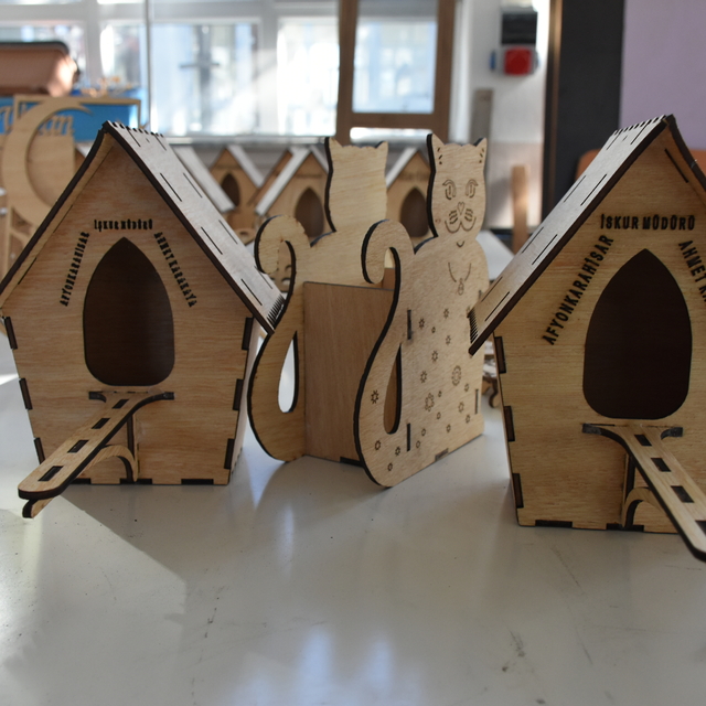 Afyonkarahisar'da meslek lisesi öğrencileri kuşlar için yuva yaptı