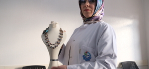 Karapınar'da kağıt atıklar ustasının elinde takı ve aksesuara dönüşüyor