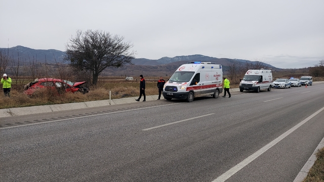 Amasya'da şarampole devrilen otomobildeki 2 kişi yaralandı