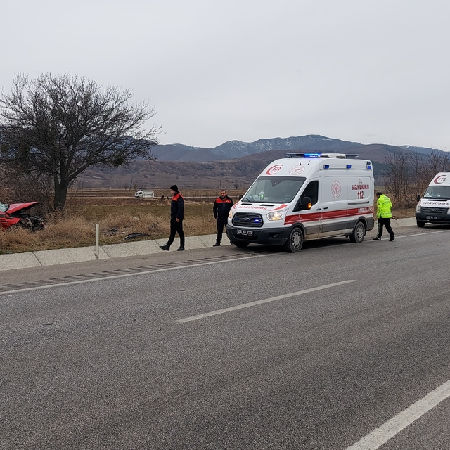 Amasya'da şarampole devrilen otomobildeki 2 kişi yaralandı