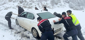 Kahramanmaraş'ta karda mahsur kalan öğretmenleri jandarma kurtardı