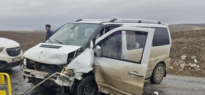 Çorum'da minibüsle otomobil çarpıştı, 5 kişi yaralandı