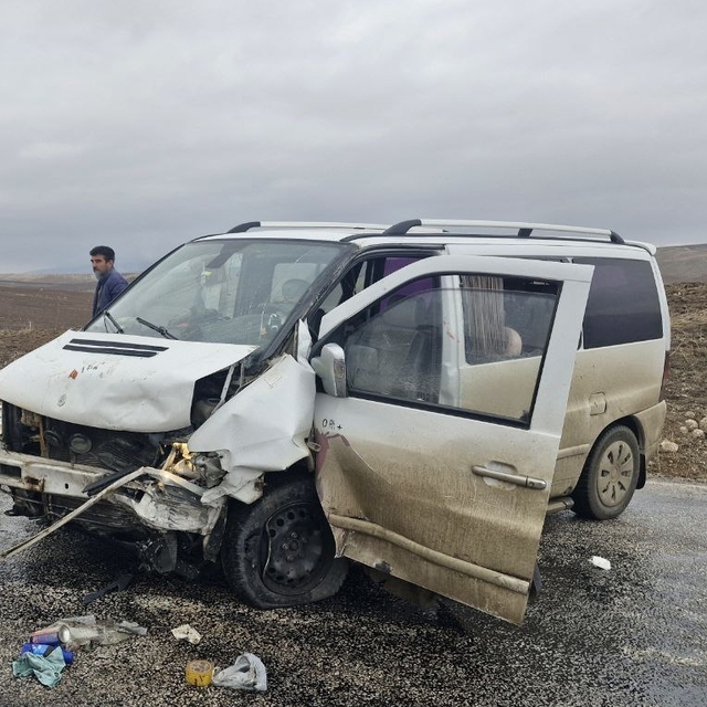 Çorum'da minibüsle otomobil çarpıştı, 5 kişi yaralandı
