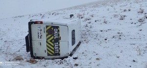 Yüksekova'da devrilen minibüsteki 3 öğrenci yaralandı