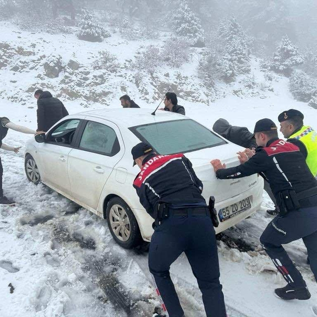 Kahramanmaraş'ta karda mahsur kalan öğretmenleri jandarma kurtardı